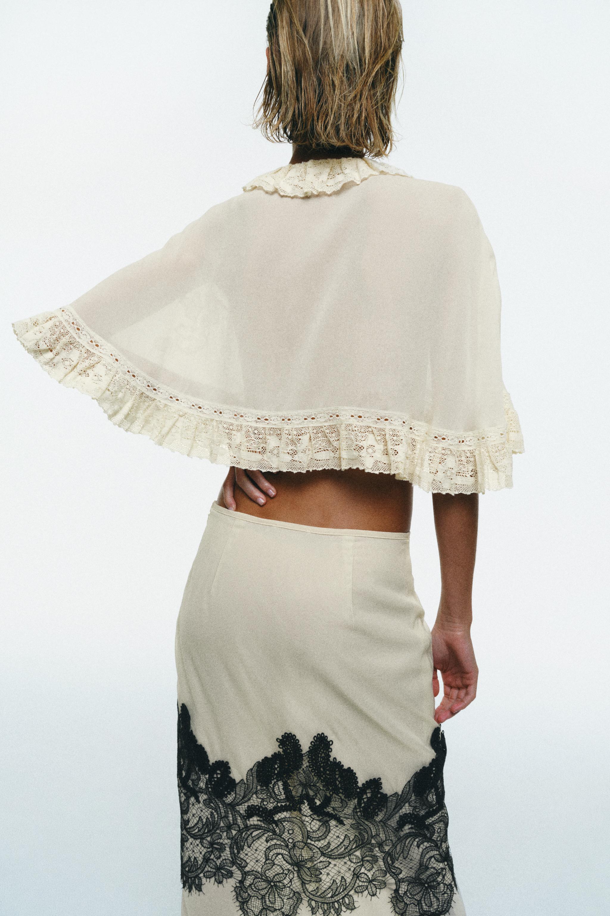 CAPE EN DENTELLE À NŒUD EN CONTRASTE